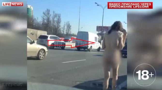 Çılpaq qız magistral yolda tıxac yaratdı