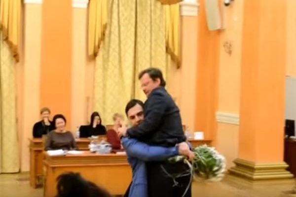 Saakaşvilinin müavinini əllərində gül-çiçəklə iclasdan çıxarıblar