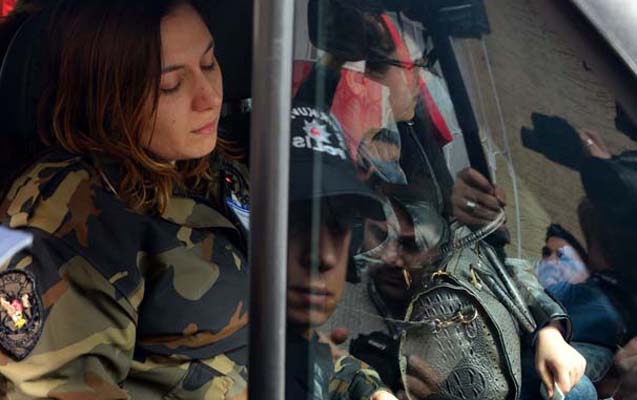 Şəhid ərinin dəfnində polis uniforması geyindi