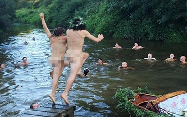 Bəylə gəlindən qeyri-adi sürpriz - Soyunub çaya tullandılar