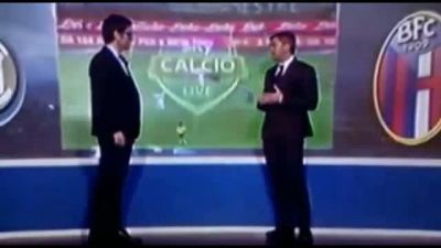 Məşhur futbolçu canlı efirdə döyüldü