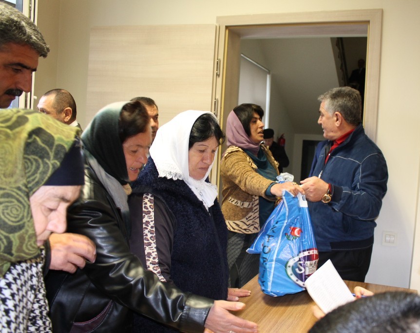 Biləsuvarda Novruz bayramı münasibətilə imtiyazlı şəxslərə və aztəminatlı ailələrə bayram sovqatı paylanıldı