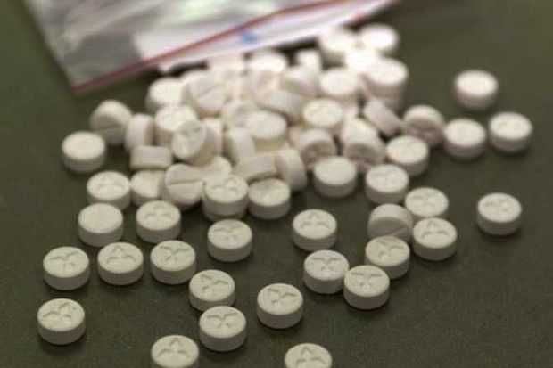 Həbsxanaya alt paltarından narkotik keçirmək istədilər