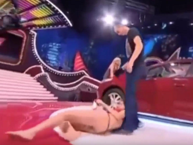 Canlı yayımda soyundu, yumruqlandı