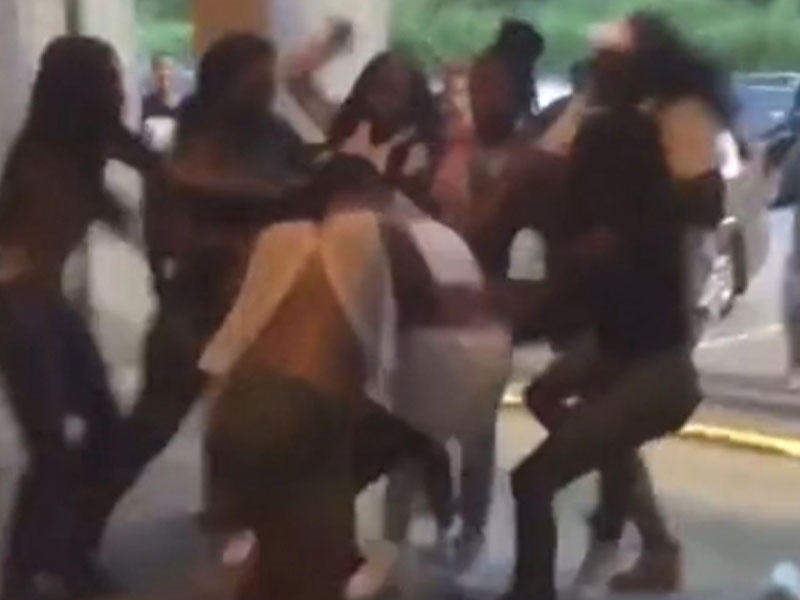 Qızlar gecə klubunun qarşısında əlbəyaxa oldular  VİDEO