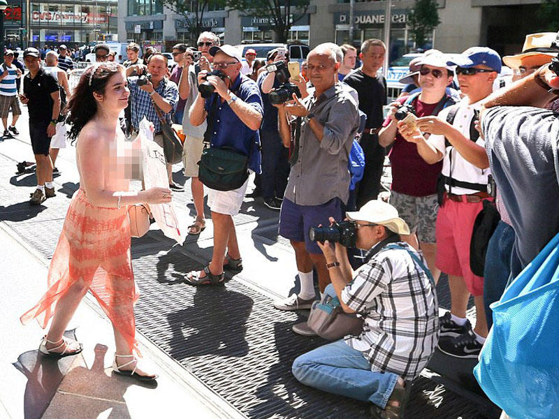Qəribə nümayiş: qadınlar küçələrə çılpaq çıxdılar - FOTO