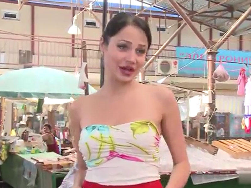 BAZARDA ŞOK: SATICI QIZ SOYUNDU