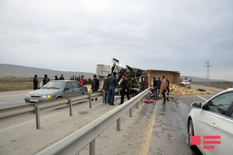Bakı-Qazax yolunda yük maşını aşdı, ölən var
