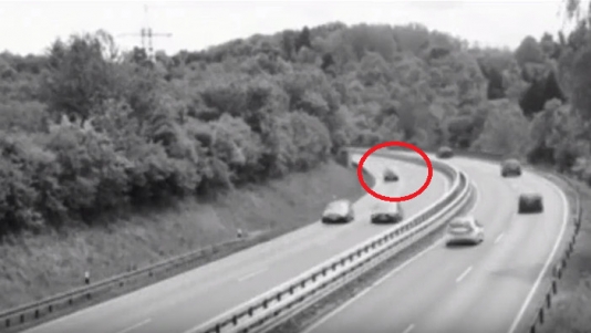 Avtomobil yolda getdiyi yerdə yox oldu