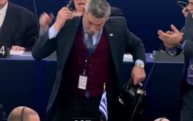 Türklərə “vəhşi it” dedi, zaldan qovuldu