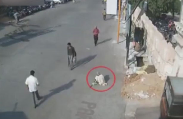 Avtomobil yerdə oturan dilənçini əzərək üzərindən keçdi