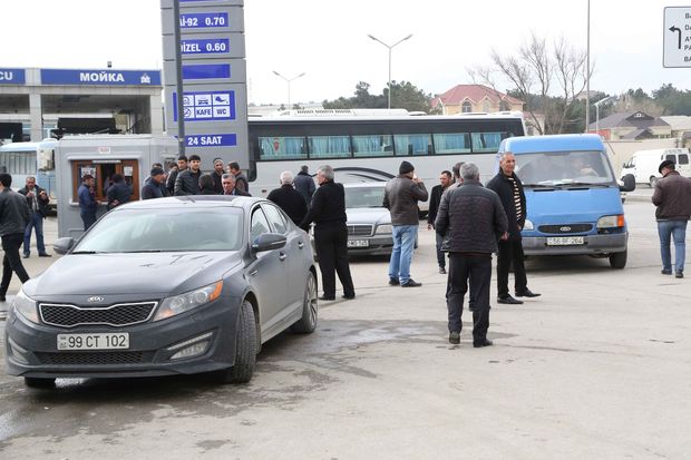 Qanunsuz sürücülər Bakı Avtovağzalının ətrafını zəbt ediblər