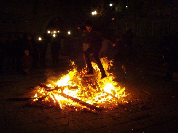 Şamaxıda çərşənbə tonqalında adam yandı