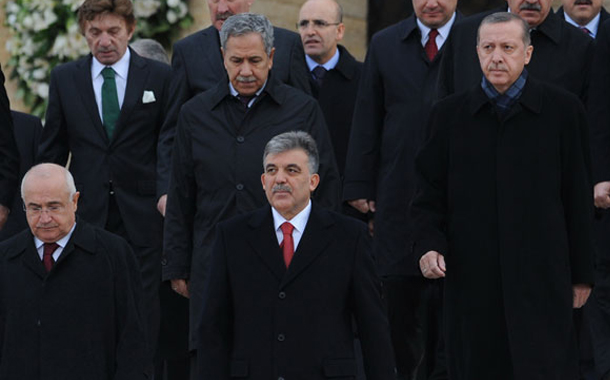 Hakim partiya parçalanır?