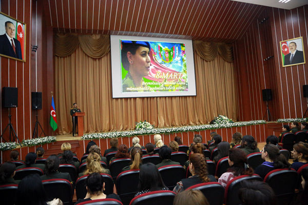 Zakir Həsənov hərbçi qadınları bir araya topladı