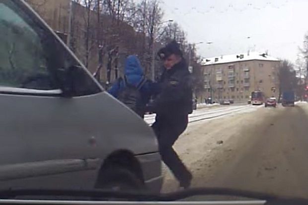 Belarus milisi uşağın həyatını belə xilas etdi