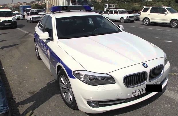 Türk sürücü Azərbaycanda iki yol polisini belə susdurdu