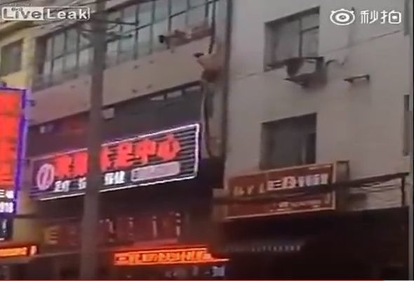 Məşuqəsinin ərindən qorxub çılpaq vəziyyətdə pəncərədən qaçdı