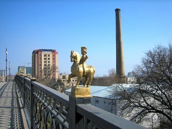 Nazirliyin qarovul rəisi özünü körpüdən