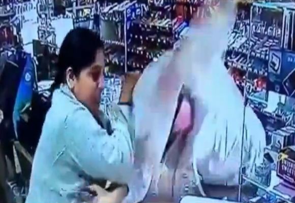 Amerikada satıcı qadın silahlı qarətçini əzişdirdi