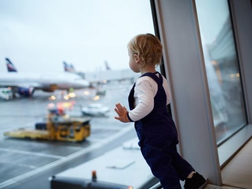 Bakı aeroportunda 2 yaşlı uşaq xəsarət aldı
