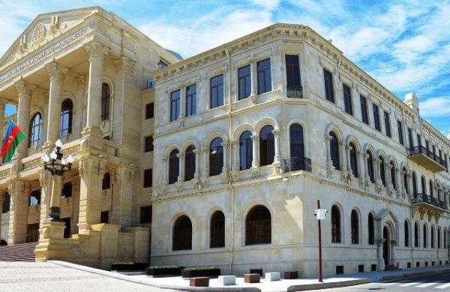 Arvadının və 3 uşağının gözü qarşısında bıçaqlayıb...