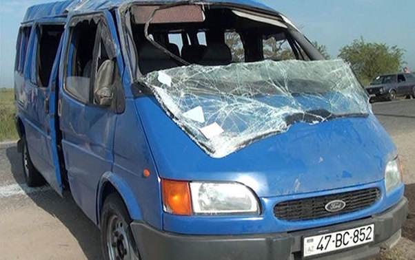 Salyanda avtobus aşdı