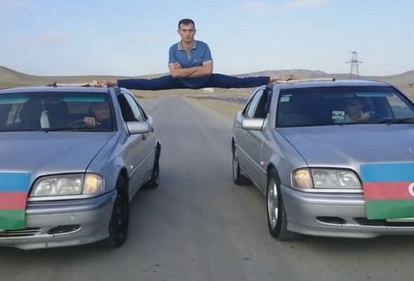 Azərbaycanlı Van Damın məşhur şpaqatını təkrarladı