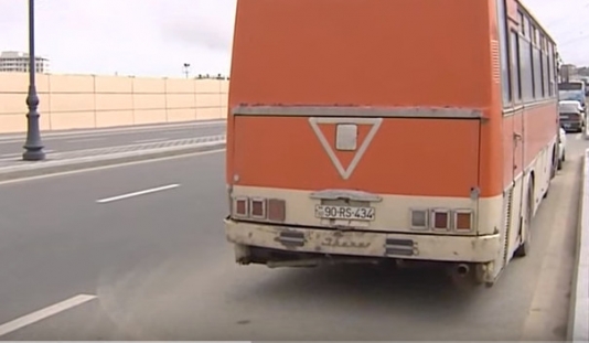 Bu avtobus aylardır yolu zəbt edir