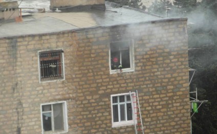 Tovuzda binada yanğın