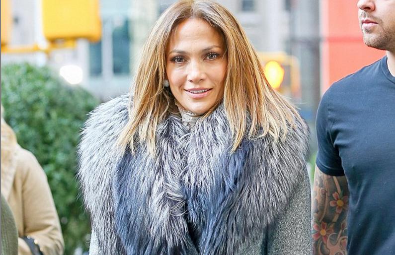 Cennifer Lopezin dəbli küçə geyimi