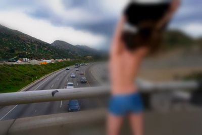 Gənc qız piyada keçidində soyundu və....