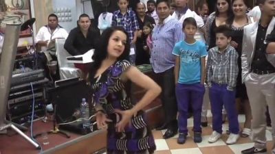 Qız elə rəqs etdi ki, toydakılar 