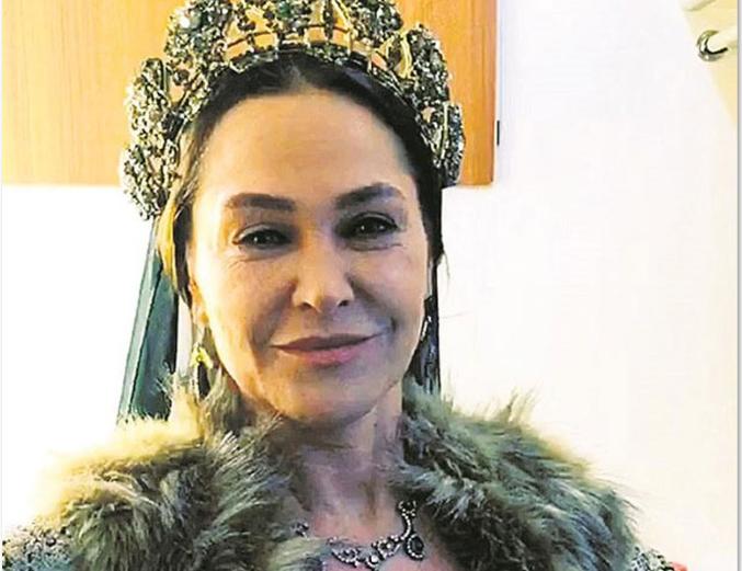 Hülya Avşardan tələb: 