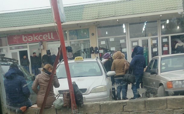 3 uşaq anasını zorlayıb yola atdılar, zibil eşib çörək axtaran nənə