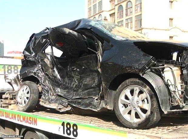 Bakıda qəza: Qadın avtomobilin ön şüşəsindən çıxıb divara çırpıldı