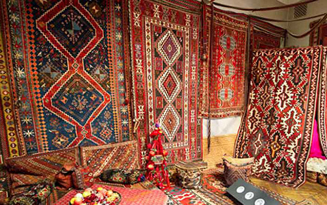 Ermənilər Qarabağ xalçaları satır