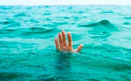 Qadın özünü kanala atdı