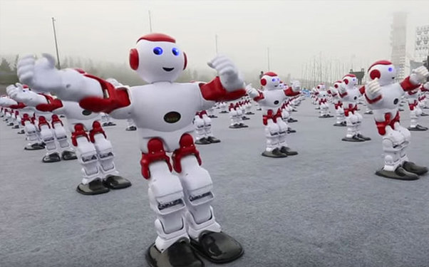 Çində rəqs edən robotların fləşmobu keçirildi