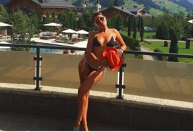 Validə Abbasova çimərlik geyimində