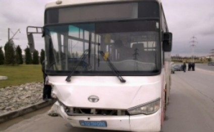 Bakının mərkəzində sərnişin avtobusu qəza törətdi