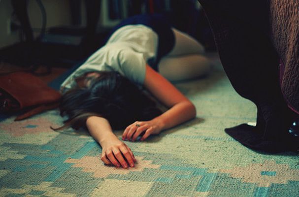 21 yaşlı qızın mənzildə meyiti tapıldı