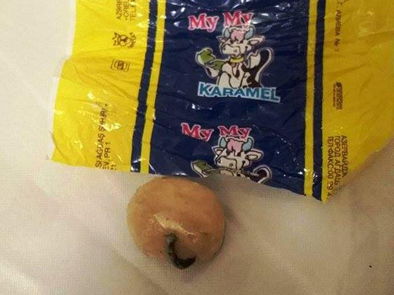 Konfetin içindən qara qurd çıxdı