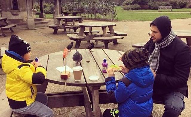 Emin əkizləri ilə Londonda