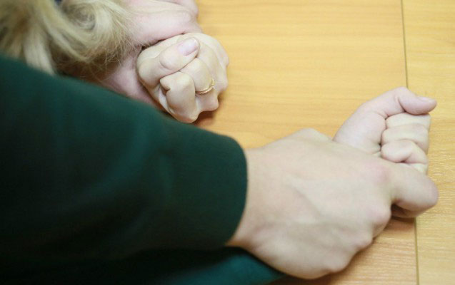 Qadını kimsəsiz yerə aparıb