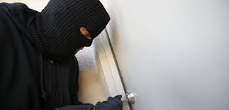 200 manat və qızıl üzük oğurladı