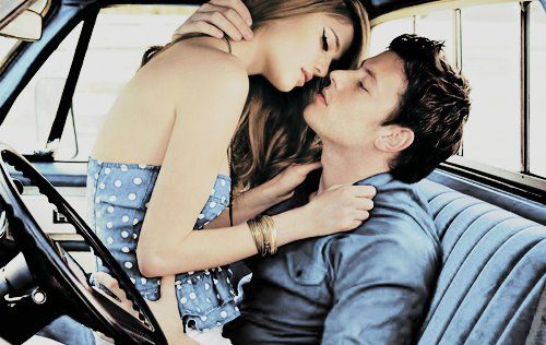 Polislər maşında sekslə məşğul olan müəllimə və şagirdi saxladı