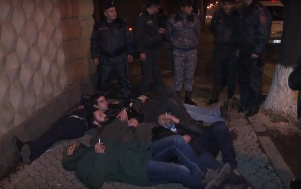 İrəvanda gənclər Sarkisyanın iqamətgahı qarşısında aksiya keçiriblər