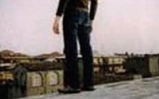 Özünü 12-ci mərtəbədən atmaq istədi