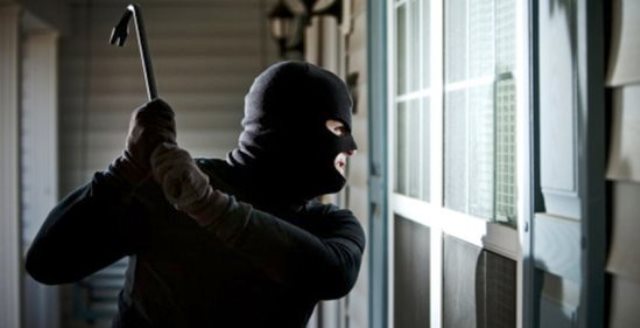 Bərdədə evə maskalı basqın